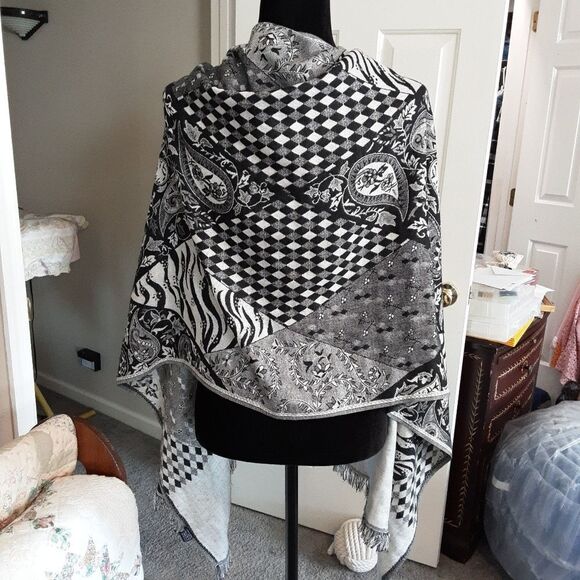 WRAP SHAWL Reversible Scarf Woven in Black and Gray NWOT - Picture 2 of 6